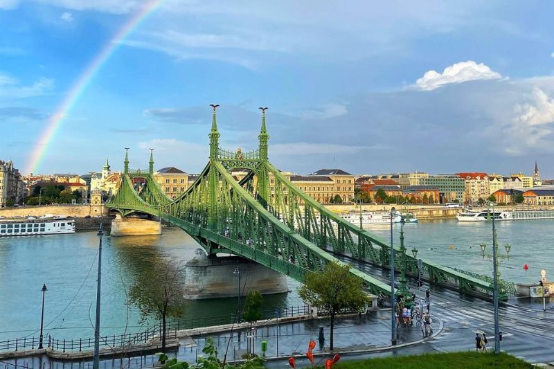 Liberty Bridge in Hungary with its unique design impresses world tourists